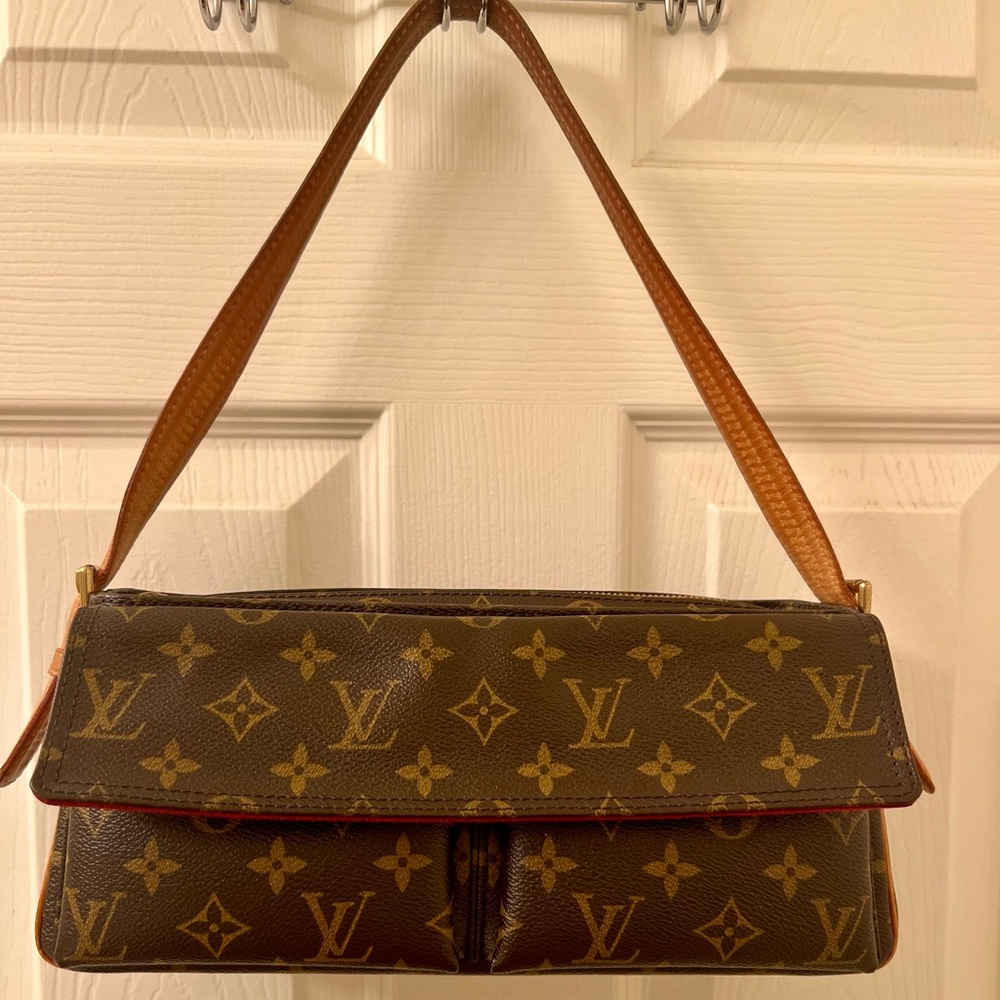 Louis Vuitton 2004
Pre-loved Monogram Viva Cite MM Shoulder Bag